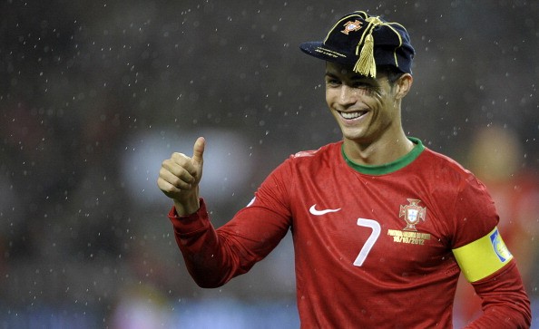 Trước khi trận đấu giữa Bồ Đào Nha và Bắc Ai-len diễn ra, Ronaldo vinh dự nhận được kỷ niệm chương trong ngày kỷ niệm lần thứ 100 khoác áo Selecao Châu Âu.